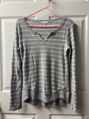 Red Camel Top Womens Medium Gray White Striped Distressed Knit Long Sleeve VNeck